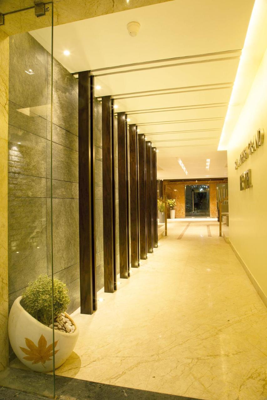 Sri Aadhish Grand Hotel Arantāngi Exterior photo