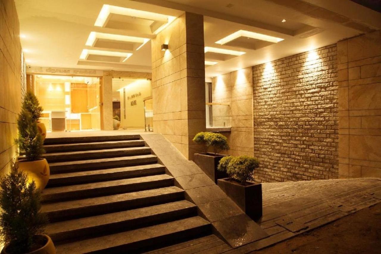 Sri Aadhish Grand Hotel Arantāngi Exterior photo